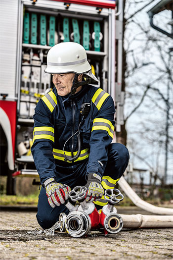Ook buiten de gevarenzones blijven de brandweerlieden dankzij PBM inzetbaar, bijvoorbeeld voor schoonmaak- en machinebedieningswerkzaamheden.  Foto © Uvex